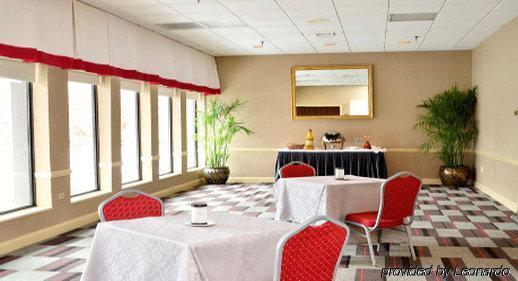 Hotel Wyndham Garden Pittsburgh Airport 3*